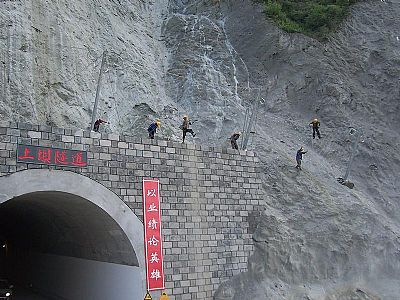 邊坡防護網(wǎng)在高速/公路/鐵路/滑坡中的使用